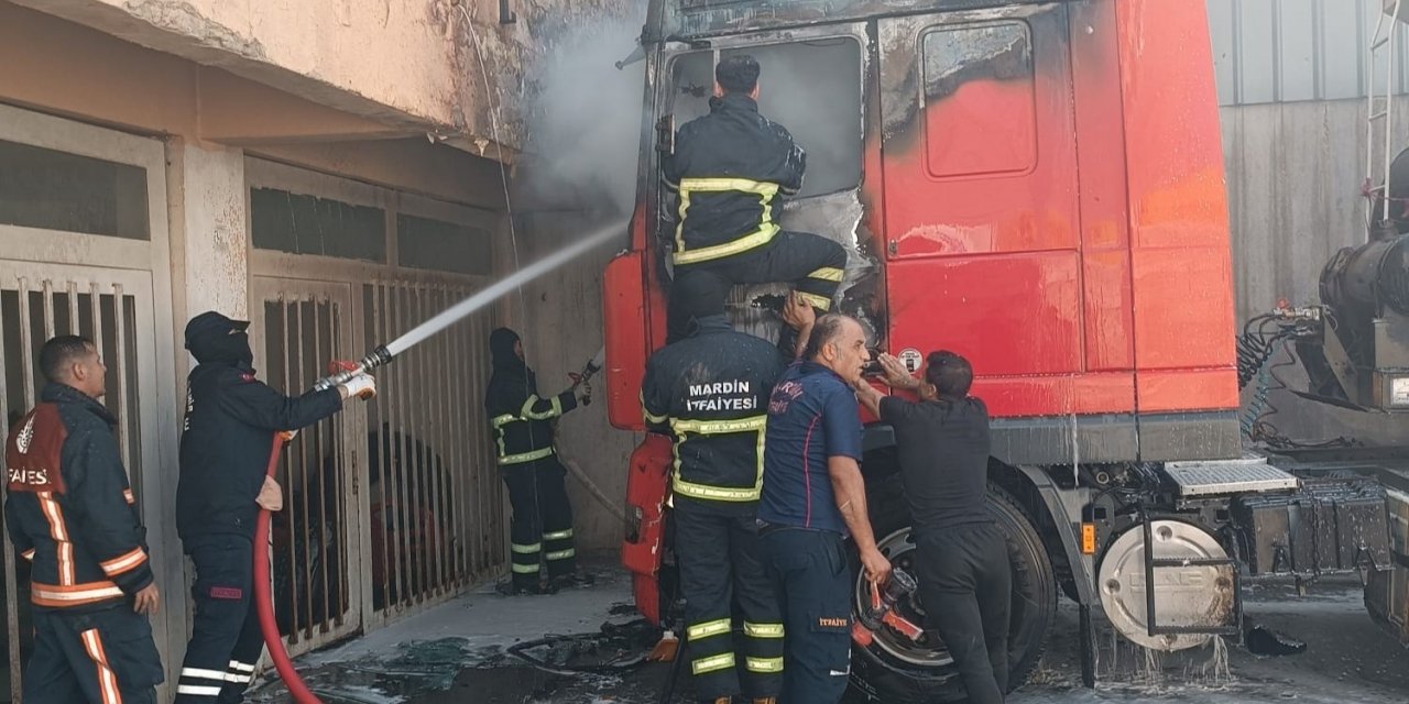 Mardin’de park halindeki tır alevlere teslim oldu