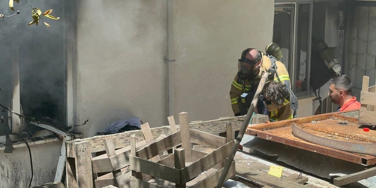 Alevlerin arasından 2 çocuğu kurtardılar