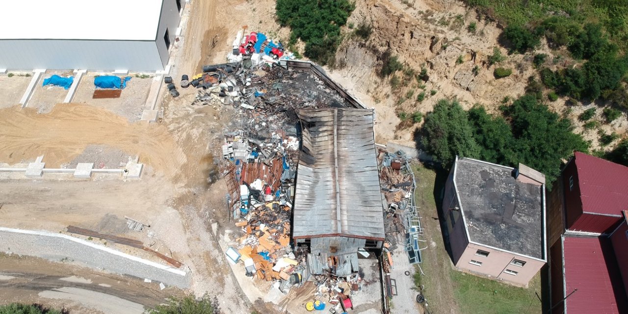 Sinop’ta inşaat firması deposu yangında küle döndü