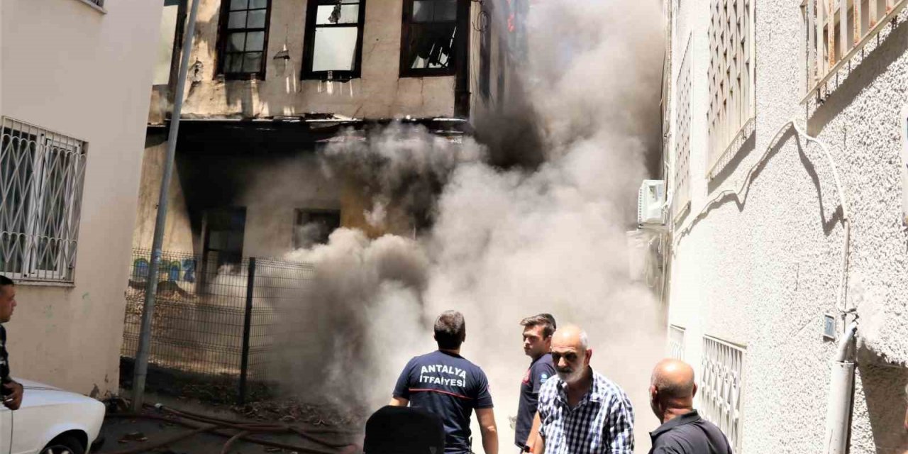 İtfaiye erlerinin söndürürken ölümden döndüğü metruk bina yangını muhtarı da isyan ettirdi