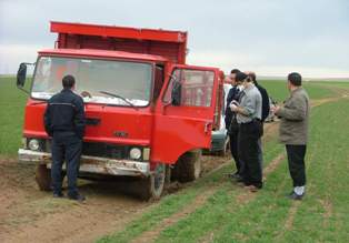 Çaldıkları kamyonet bozulunca...
