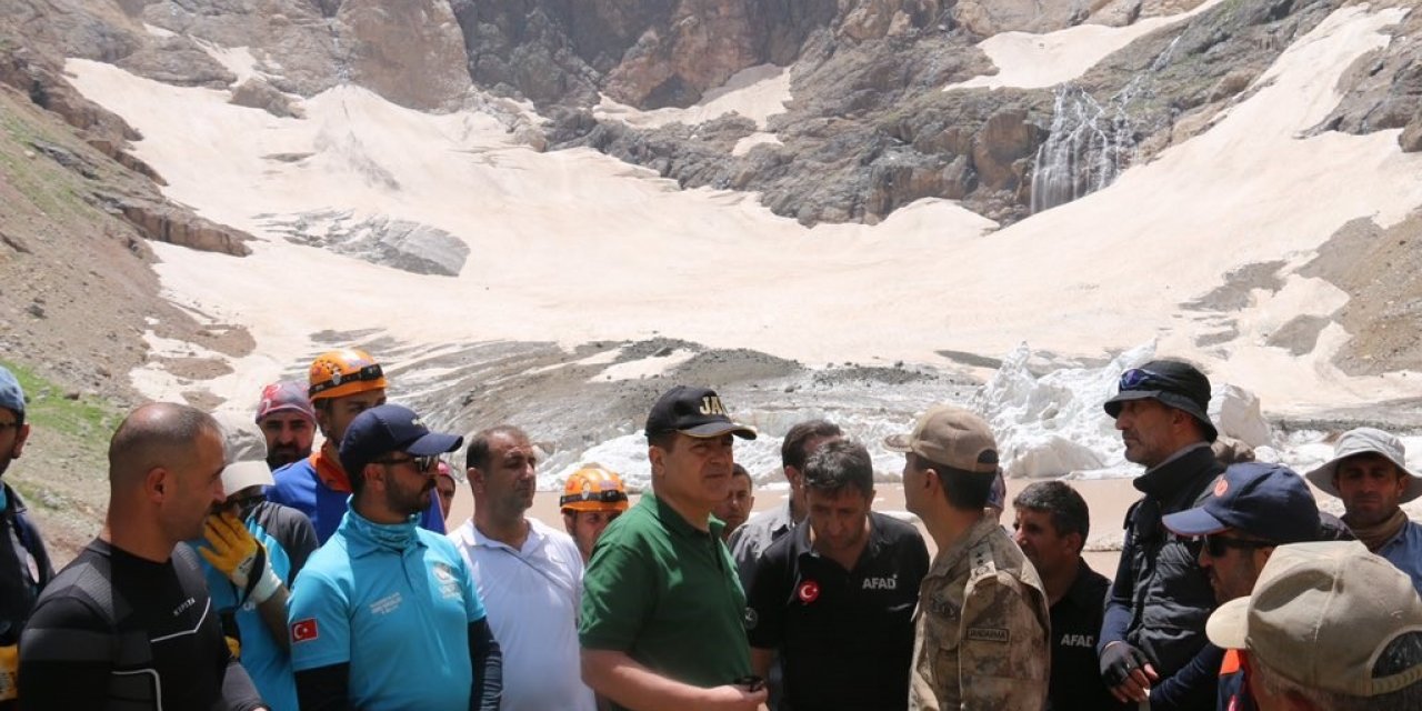 Vali Akbıyık buzul bölgesinde incelemelerde bulundu
