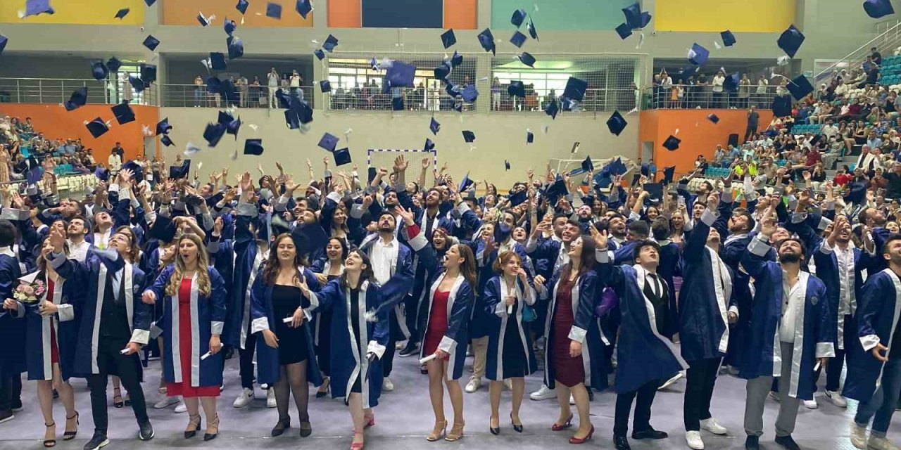 Uşak Üniversitesi İletişim Fakültesinde mezuniyet coşkusu yaşandı
