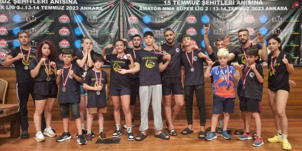 Nildeniz, Kadınlar Kafes Dövüşü’nde Türkiye şampiyonu oldu