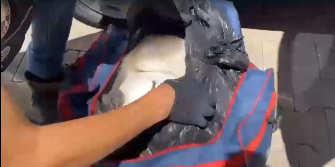 Durdurulan araçtan valiz valiz uyuşturucu çıktı