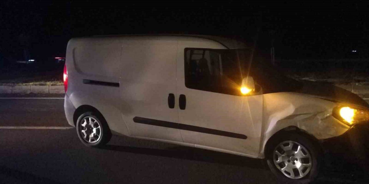 Hafif ticari araç ile otomobilin çarpıştığı kazada 2 kişi yaralandı