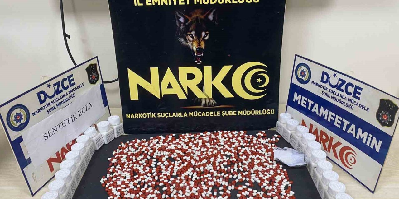 Şüphe üzerine durdurulan araçtaki şahısların üzerinden uyuşturucu çıktı