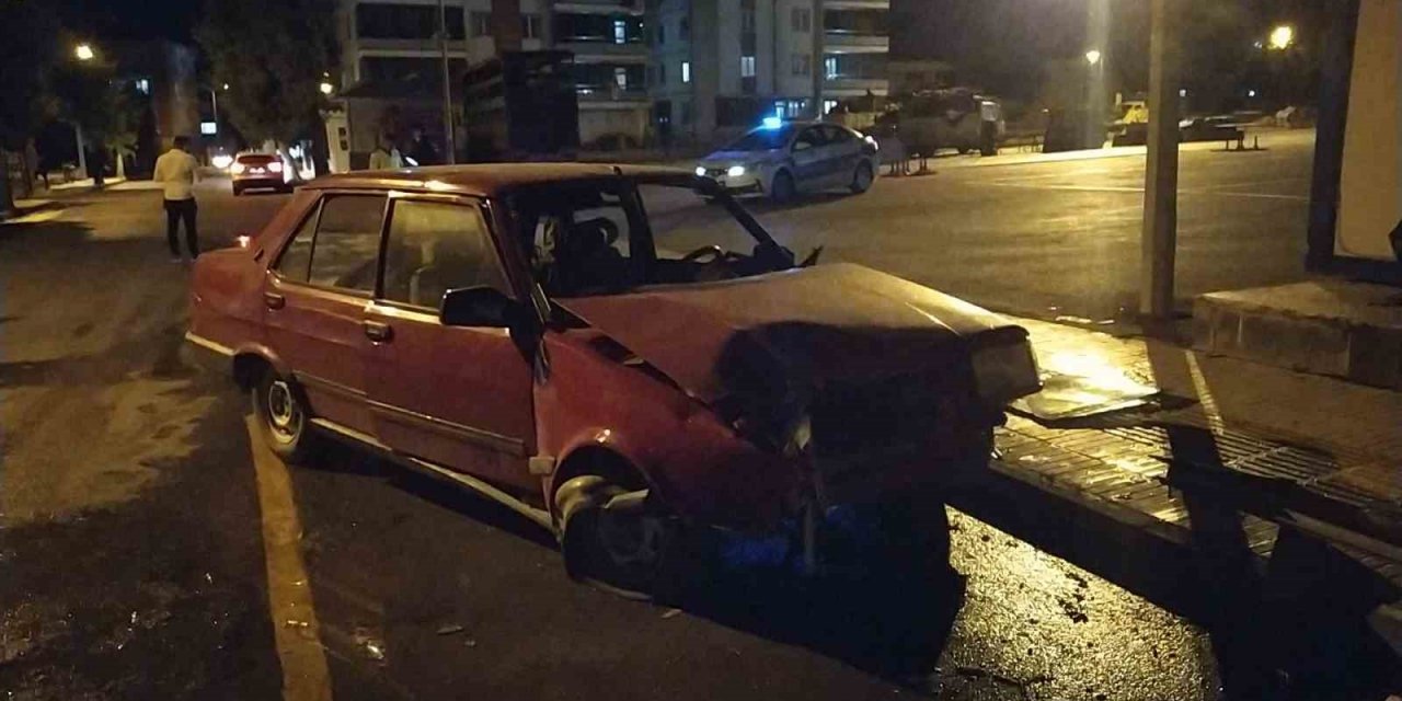 Kontrolden çıkan otomobil zabıta kulübesine daldı: 4 yaralı