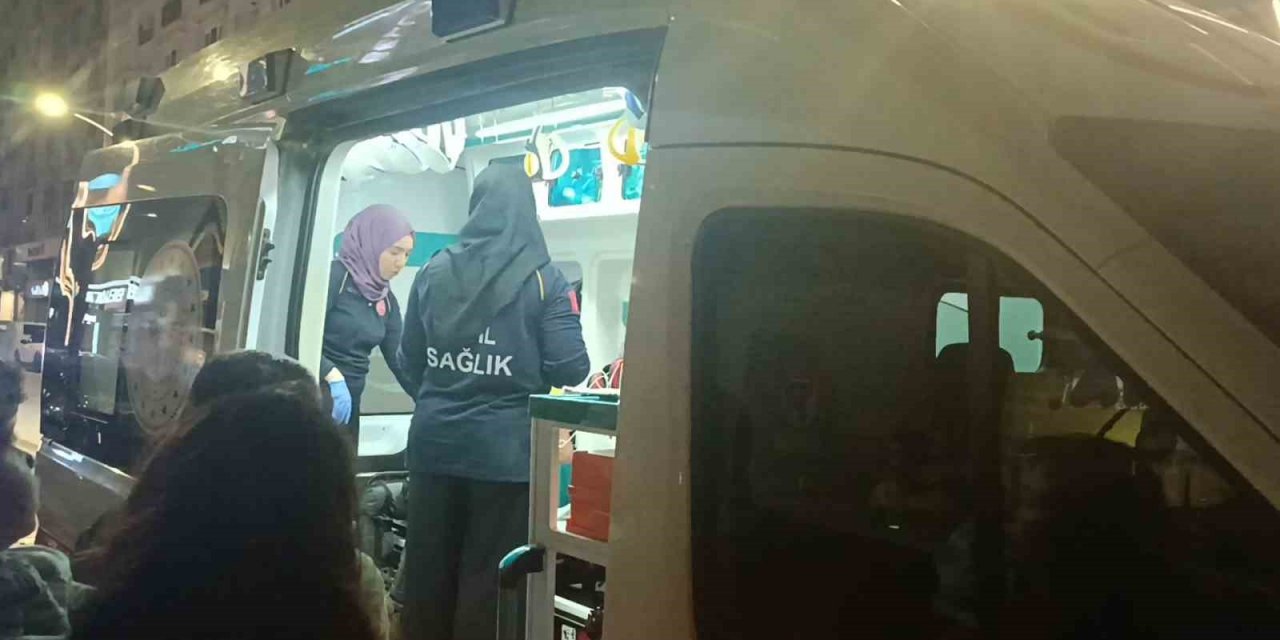 U dönüşü yapan otomobil motosiklete çarptı