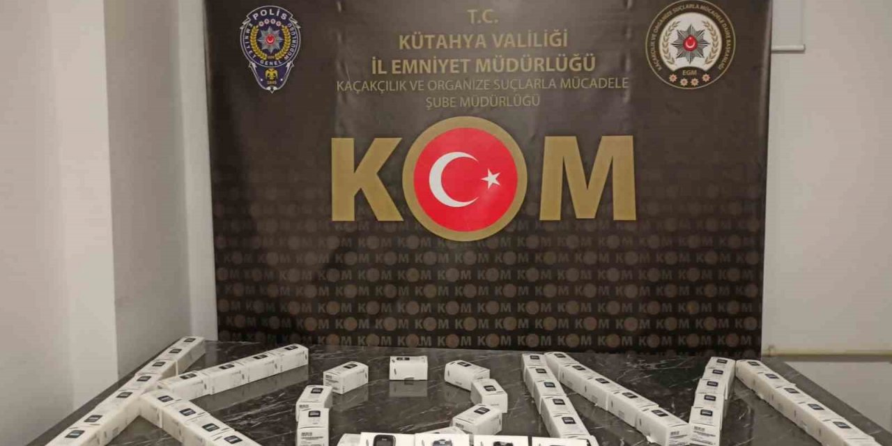 Kütahya’da bir iş yerinde 50 adet kaçak cep telefonu ele geçirildi