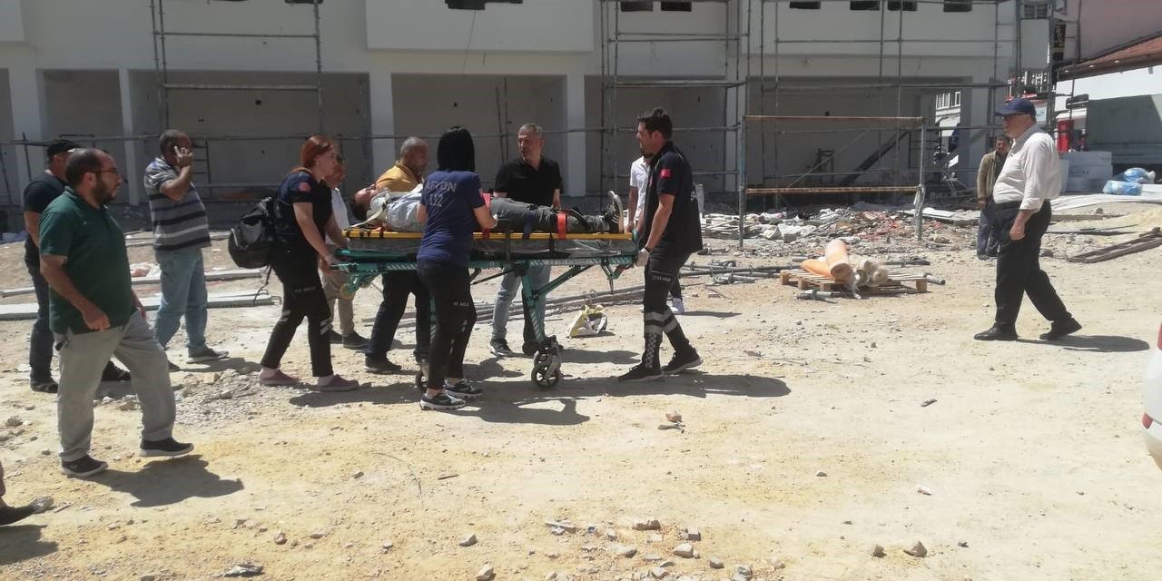 Belediyenin inşaatında çalışan işçi 3 metreden aşağı düşerek ağır yaralandı