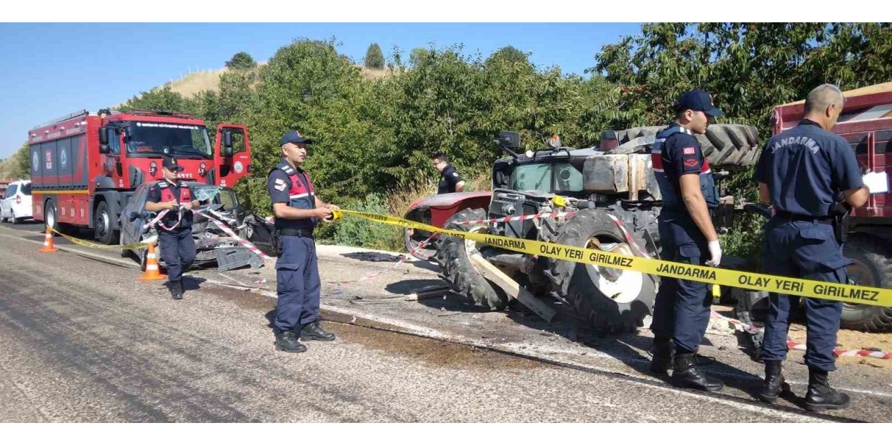 Karşı şeride geçen otomobil traktöre çarpıştı, 1 ölü