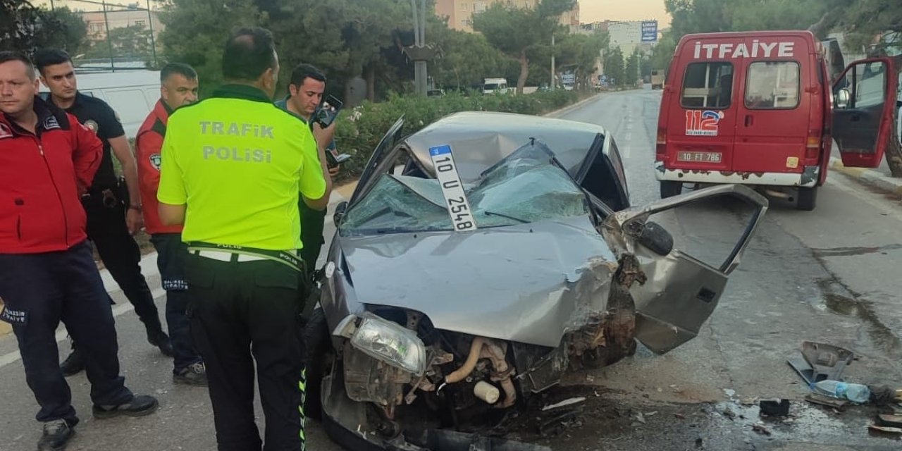 Erdek’ te araç orta refüje çarparak ters döndü: 1 yaralı