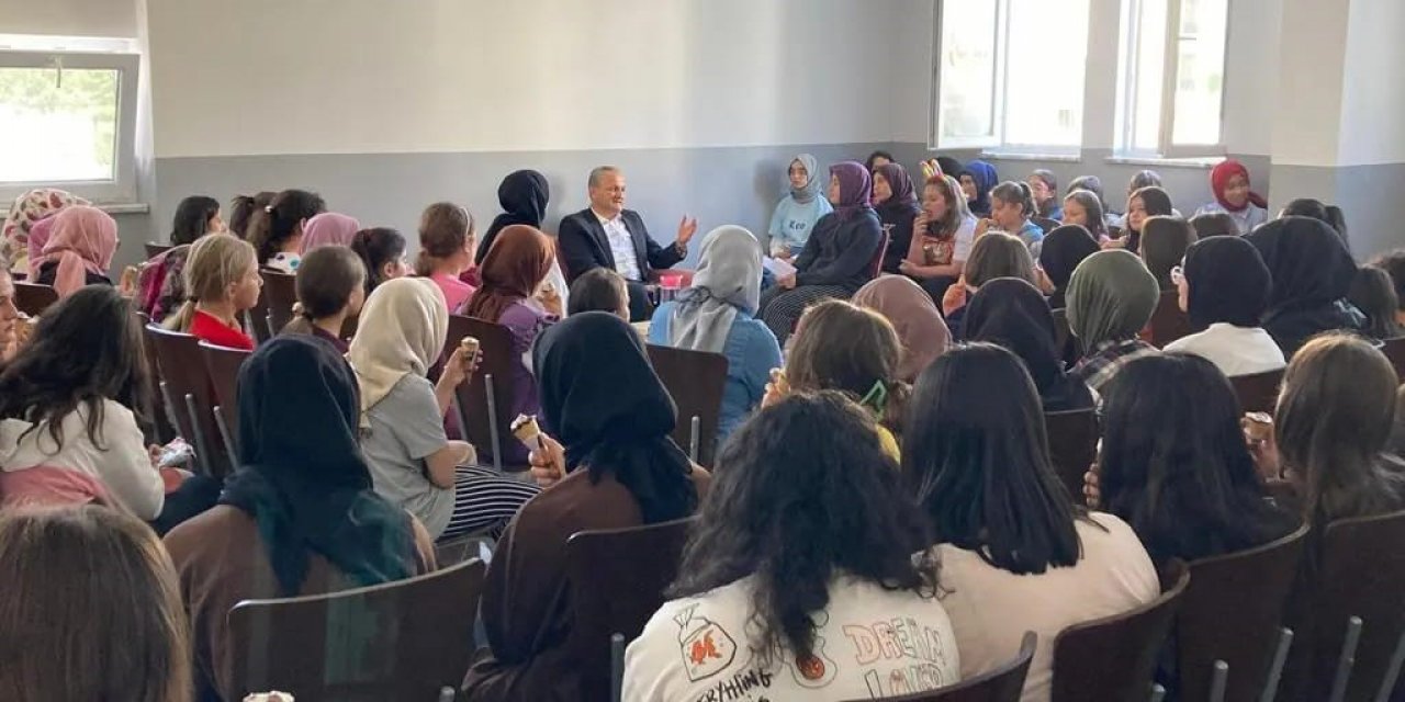 Kazancı, gençlerle buluştu