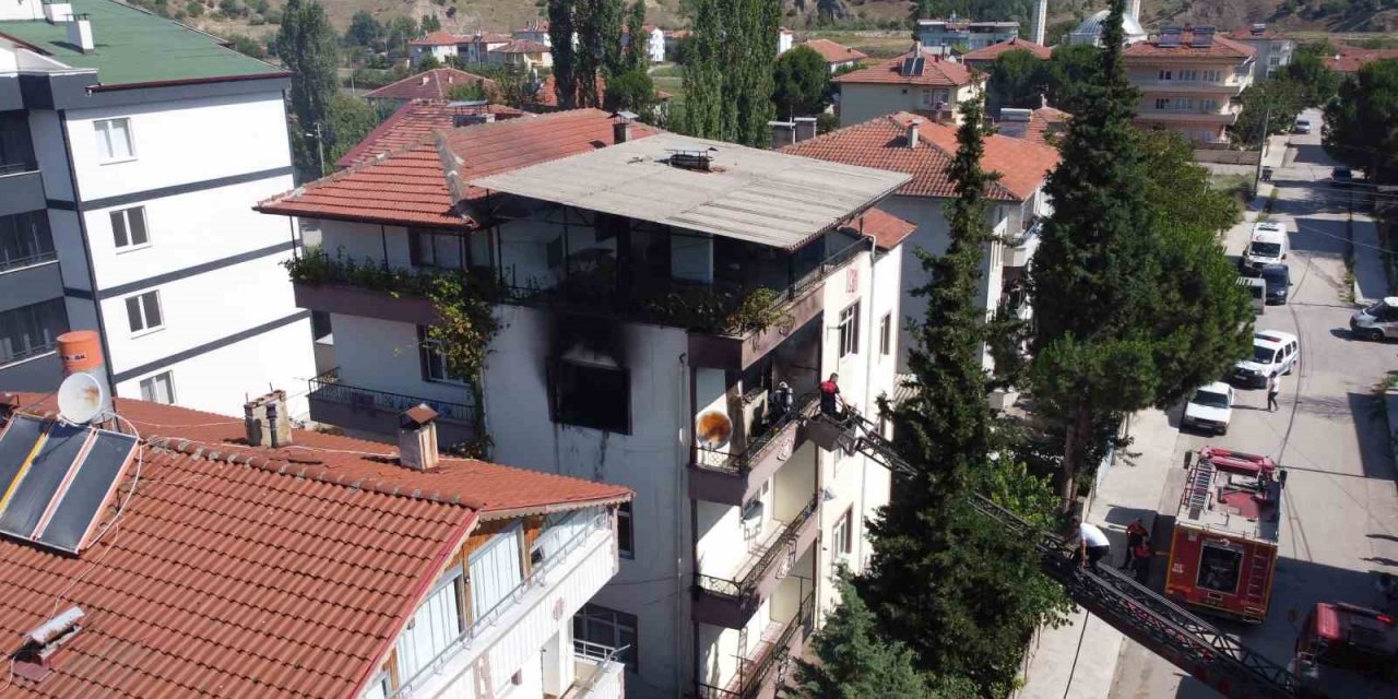 Amasya’da üç katlı binada korkutan yangın