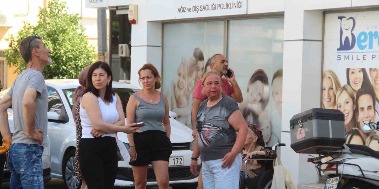 Mahalle sakinlerini sokağa döken yangında daire kullanılamaz hal geldi