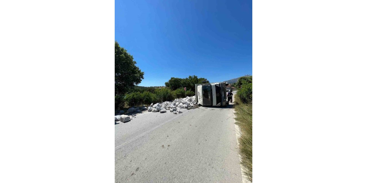 Gediz’de taş yüklü kamyon kaza yaptı, 1 yaralı