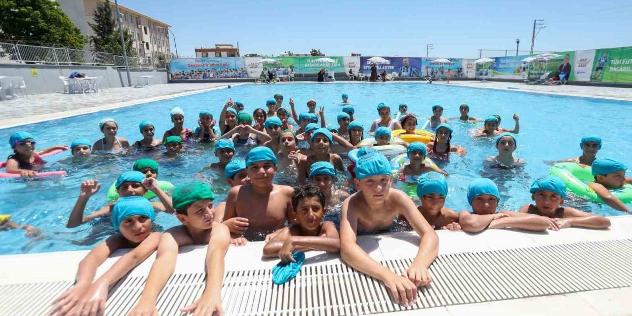 Seyhan’da çocuklar hem yüzüyor hem eğleniyor