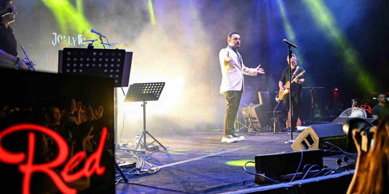 ‘Dolu Dolu Yaz Konserleri’nde Yaşar sahne aldı