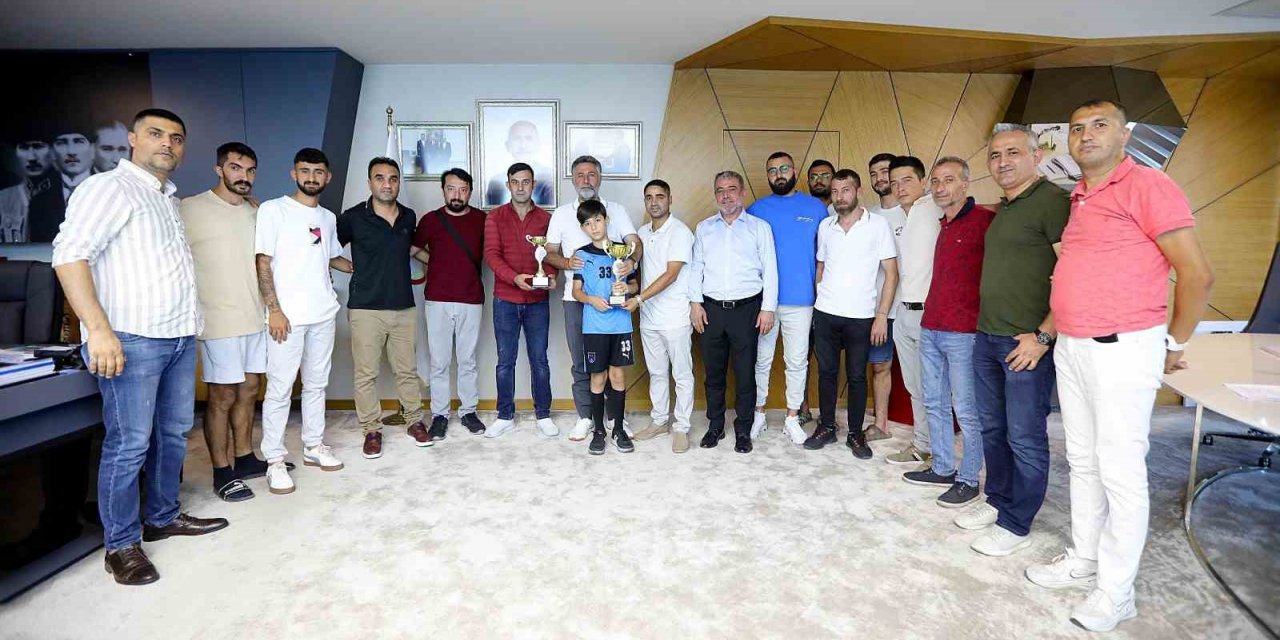 Şampiyonluk kupasını Başkan Sandal’a getirdiler