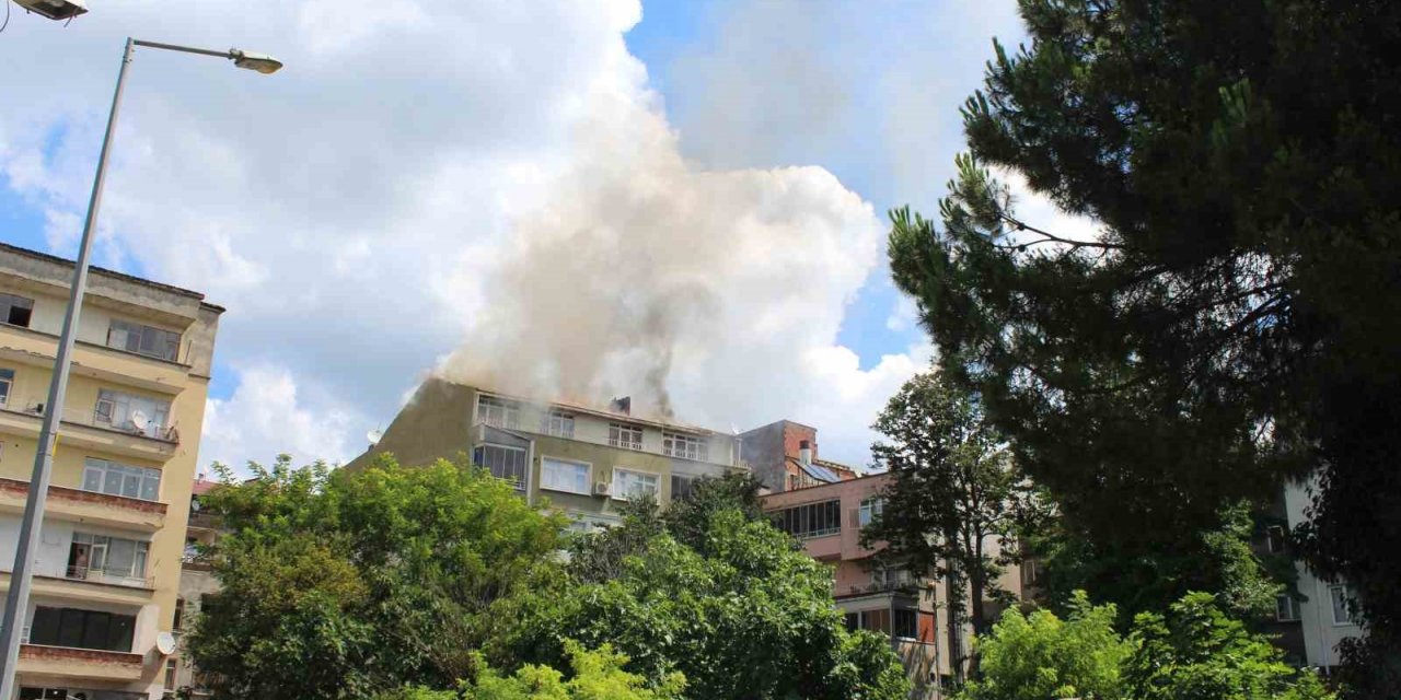 Çatı katında çıkan yangın korkuttu