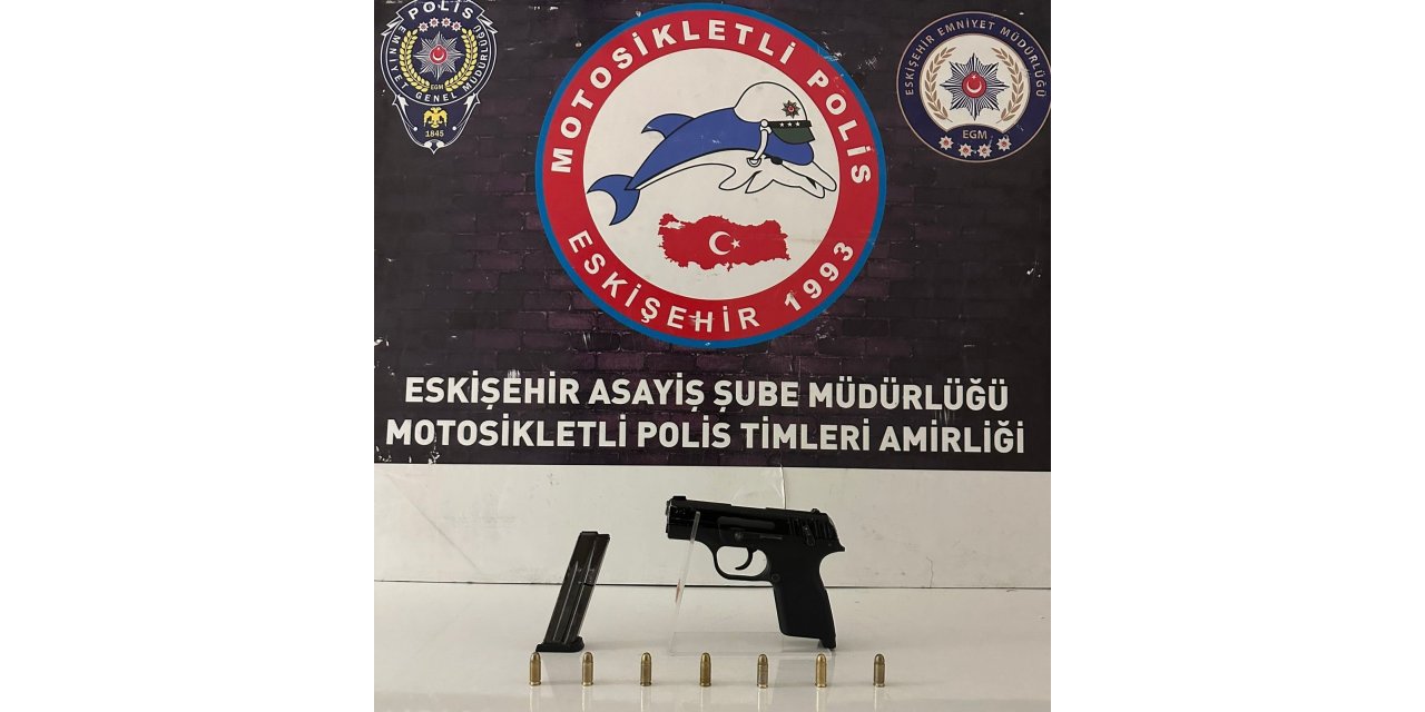 Üzerlerinde tabanca ve motosiklet ele geçirilen 3 şahıstan biri tutuklandı