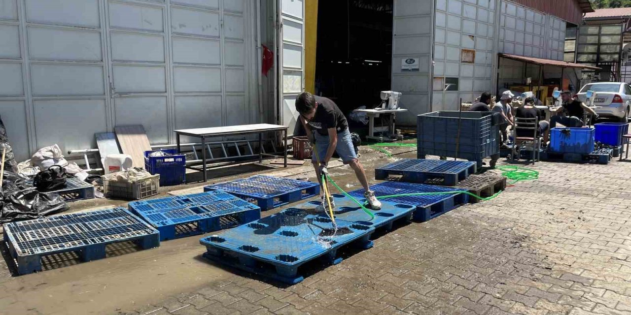 Selin ardından Bartın Atılım Sanayi Sitesi’nde temizlik çalışmaları devam ediyor