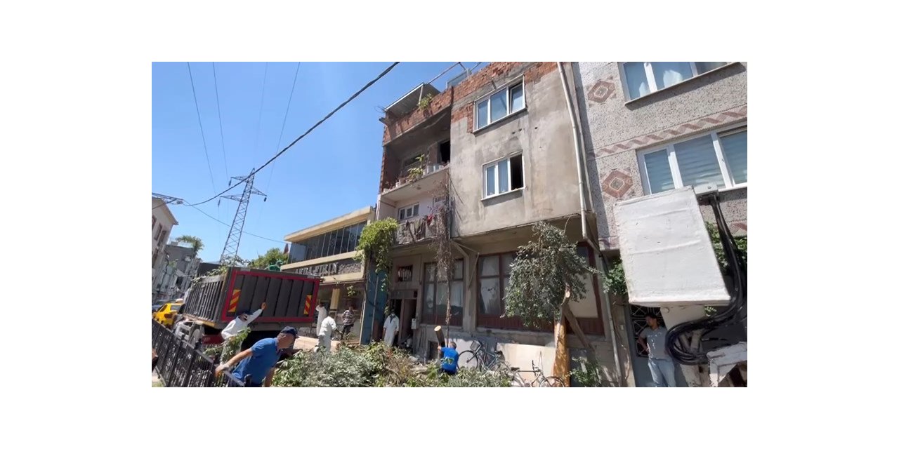 3 katlı binadan kamyon kamyon çöp çıktı