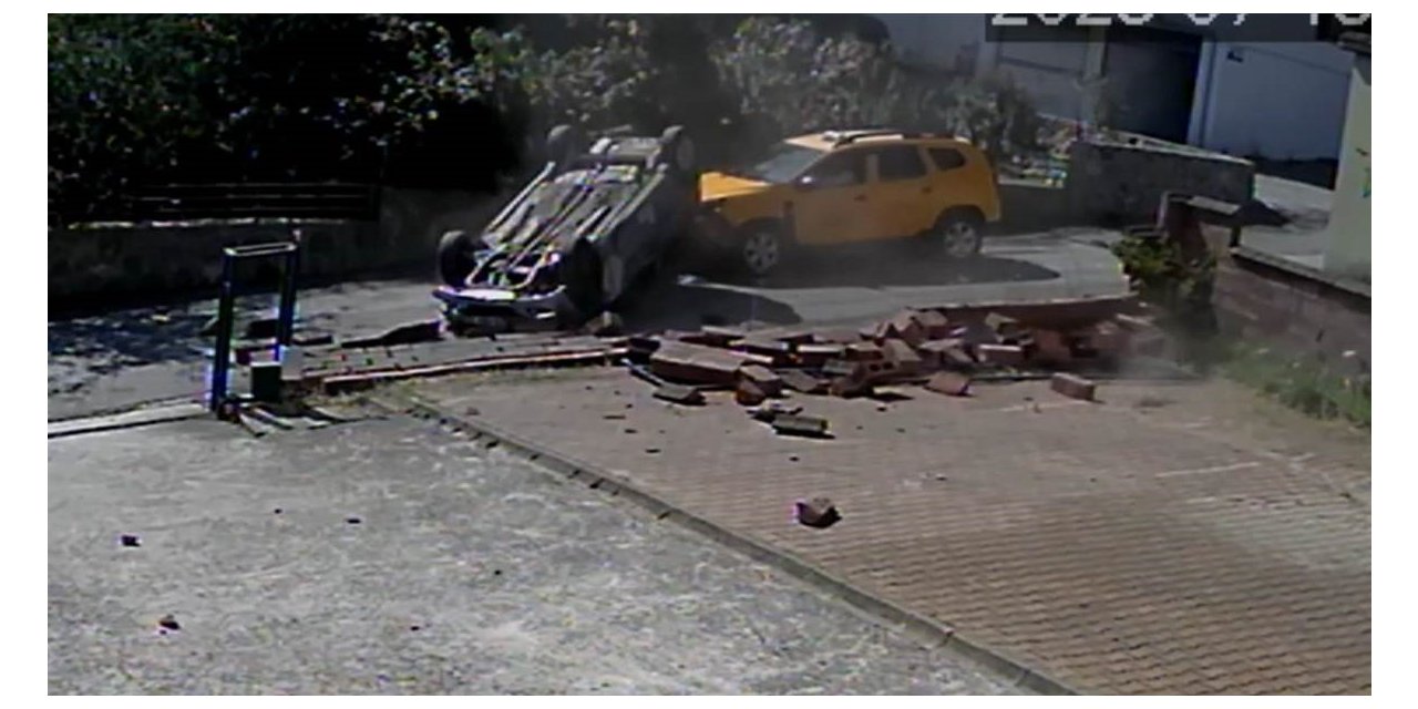 Otomobil sokak arasında takla attı, o anlar güvenlik kamerasına yansıdı