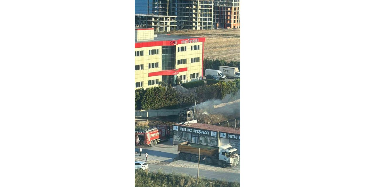 Silivri’de saman yüklü tır alev alev yandı