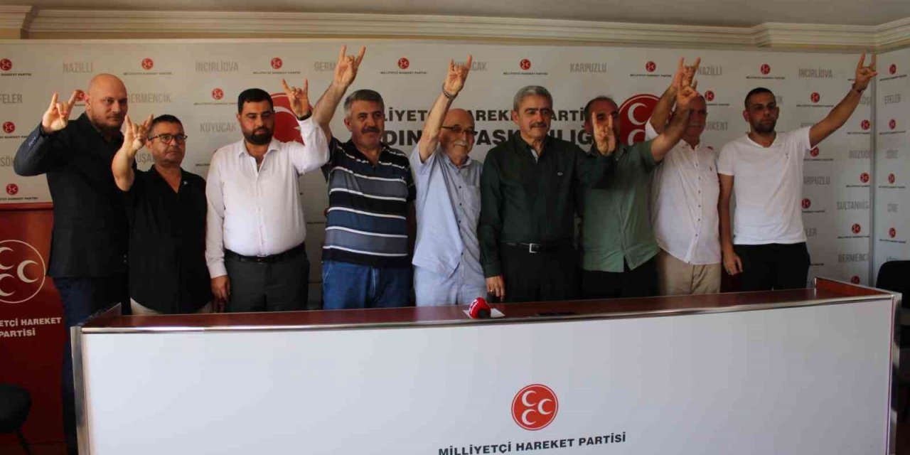 MHP Aydın’da yeni üyelere rozetleri takıldı