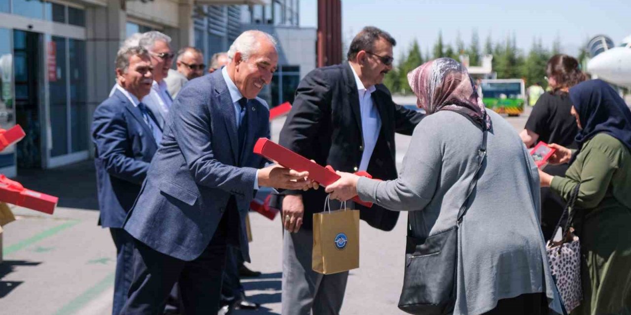 Gurbetçi vatandaşlar güllerle karşılandı