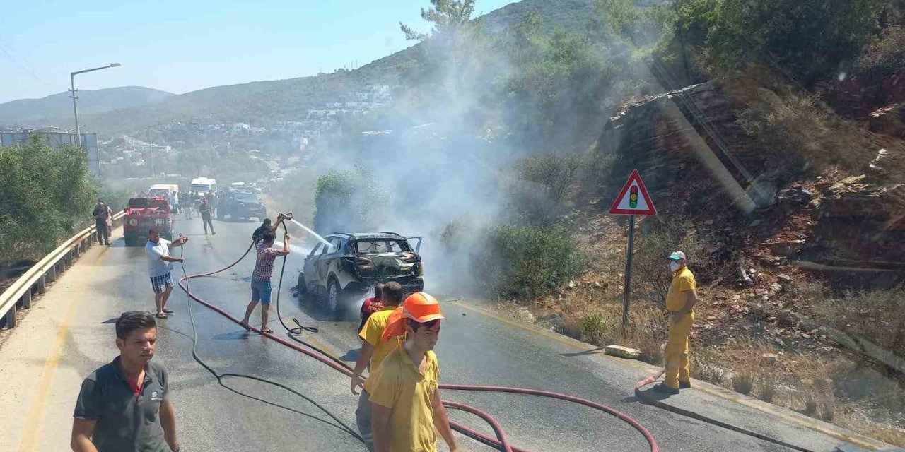 Otomobil metal yığınına döndü