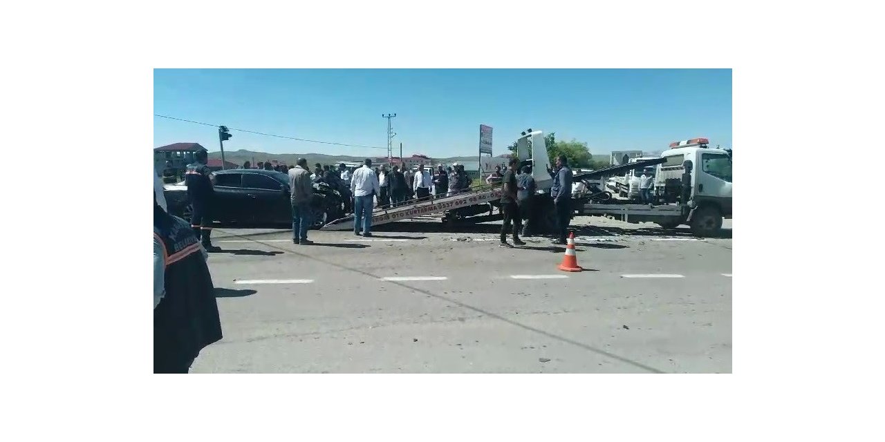 Karayazı’da trafik kazası: 3 yaralı