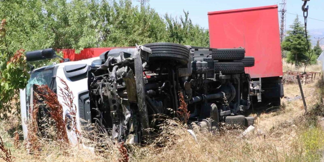 Barakaya çarpıp devrilen tırda 2 kişi yaralandı