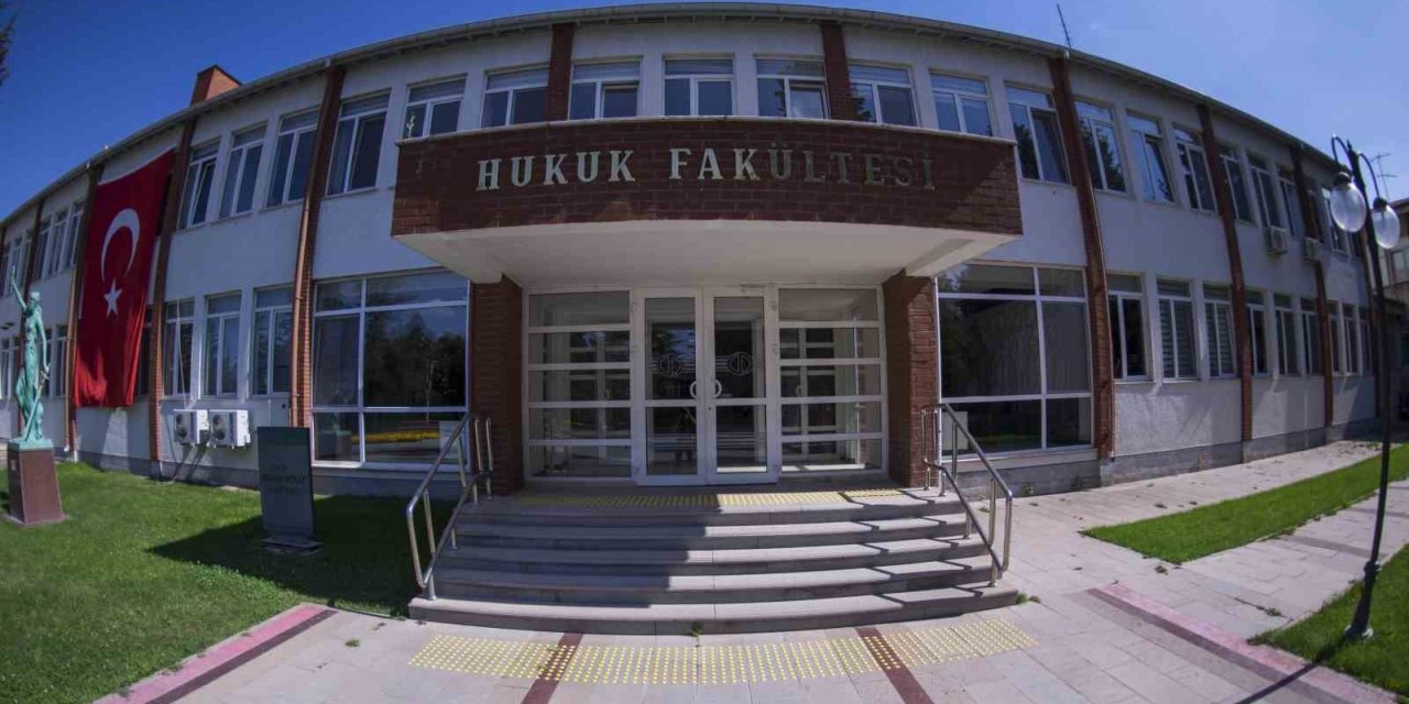 Anadolu Üniversitesi Hukuk Fakültesi adalet sistemine nitelikli mezunlar kazandırıyor