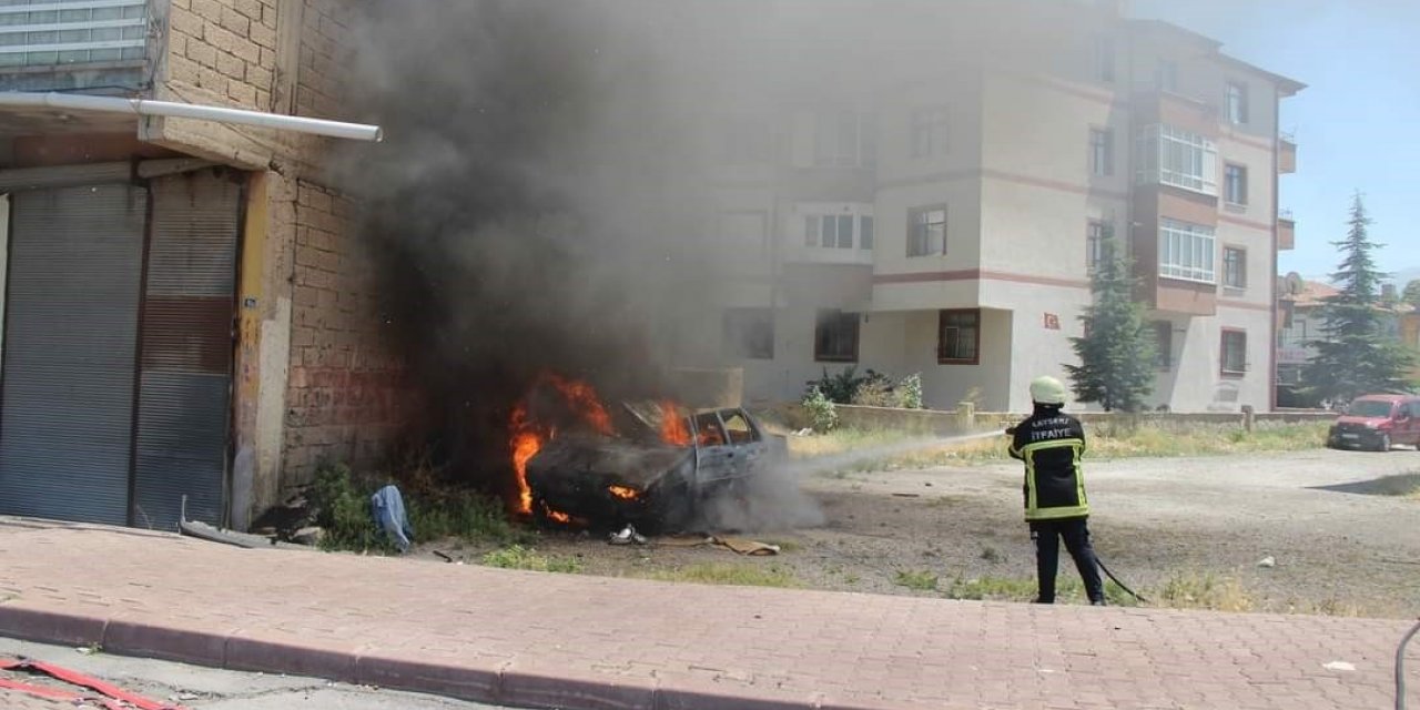 Park halindeyken yanan otomobil küle döndü