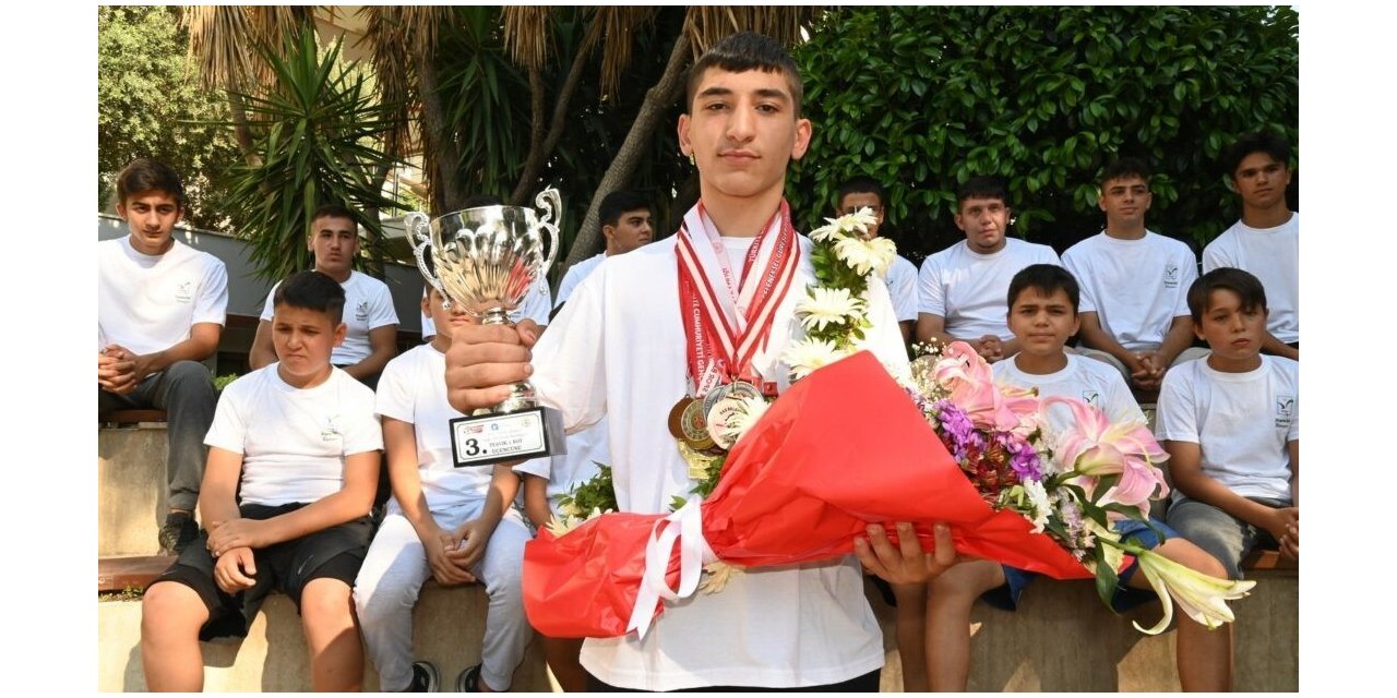 Genç güreşçi Bozkurt, Kırkpınar’dan sonra, minderde de başarı elde etti