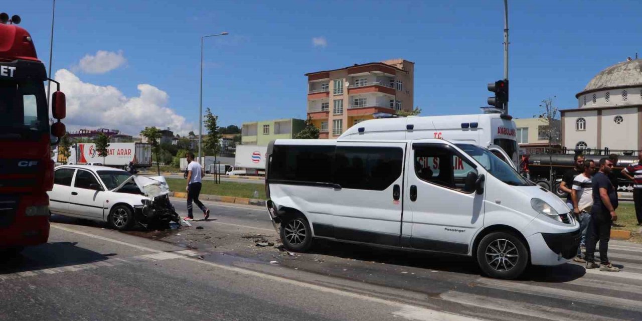 Otomobil kırmızı ışıkta bekleyen ticari araca arkadan çarptı: 2 yaralı