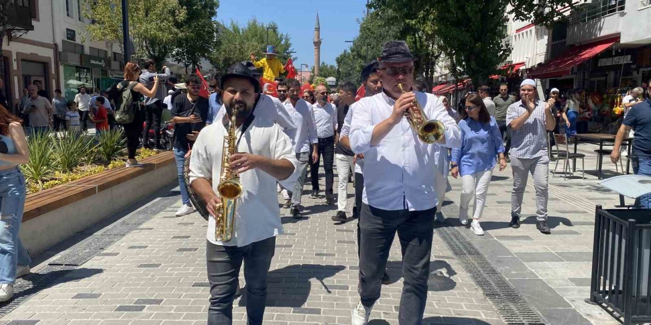 Uşak’ta 5. Uluslararası Tiyatro Festivali renkli görüntülerle başladı