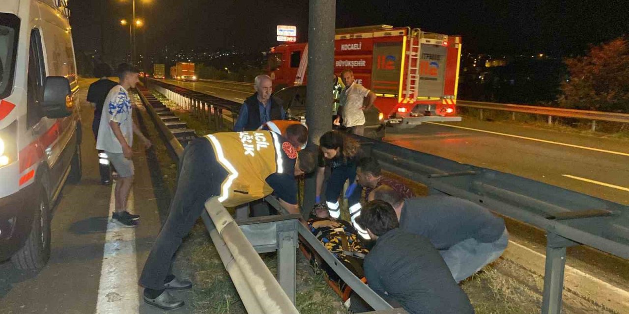 TEM’de tırdan devrilen yüklere otomobil çarptı, trafik felç oldu: 3 yaralı