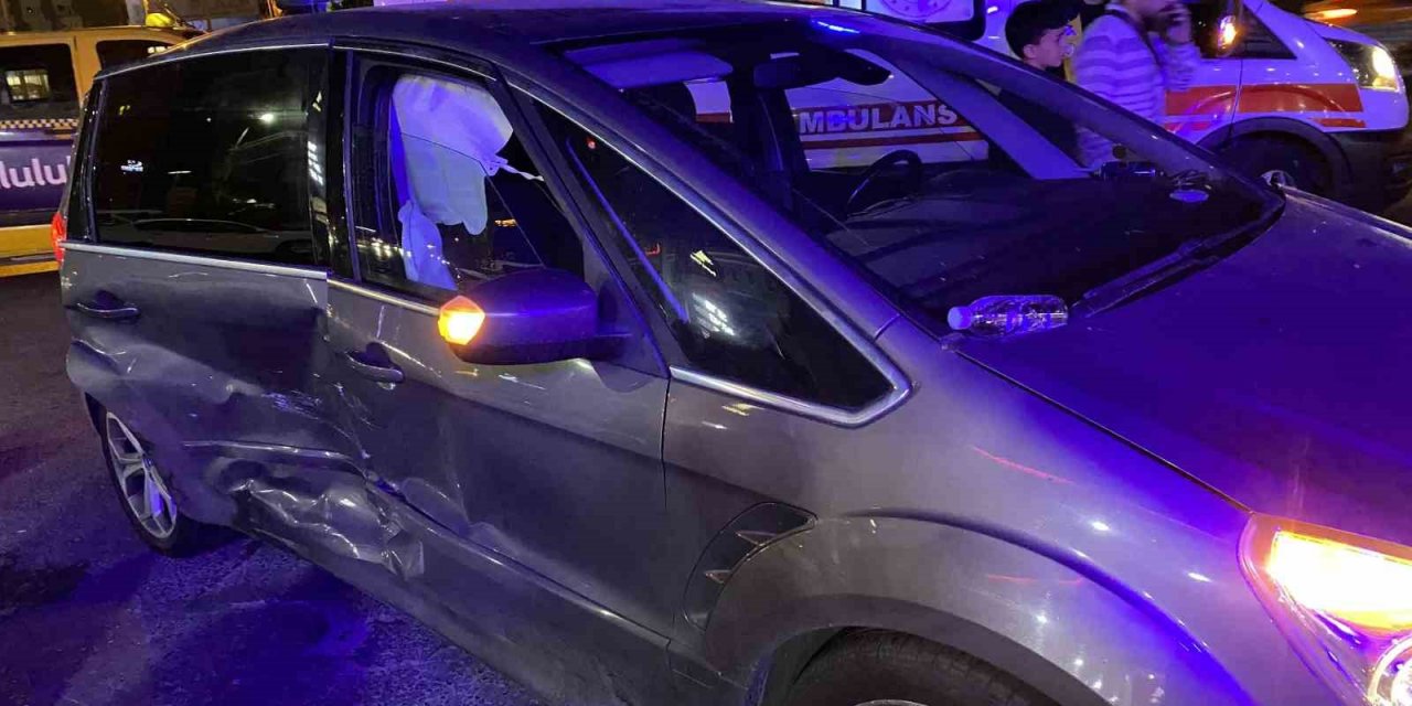 Cevizlibağ E5’te 2 araç çarpıştı: 4 yaralı