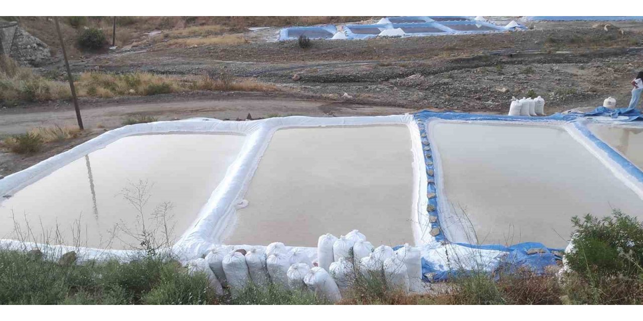 Batman’da dağdan akan tuzlu su ailelerin geçim kaynağı oldu