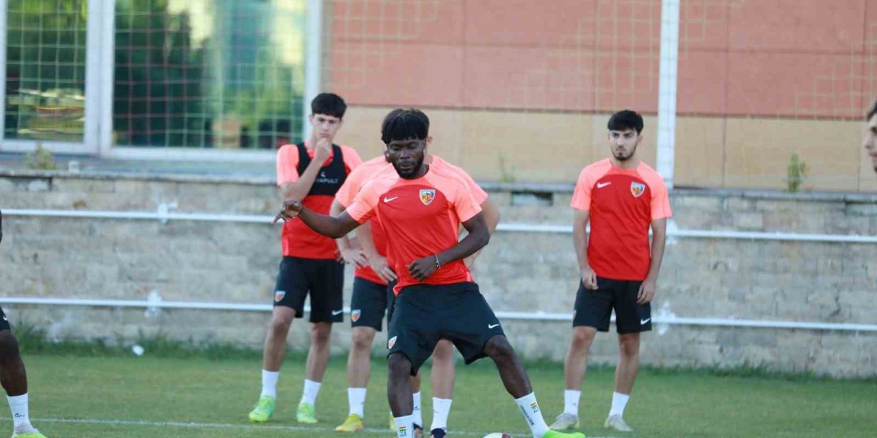 Joseph Attamah takıma katıldı