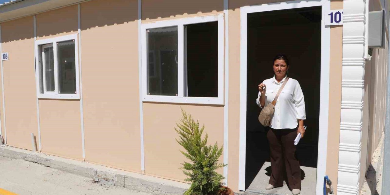 Enkaz kentte hüzünlü anahtar teslimi