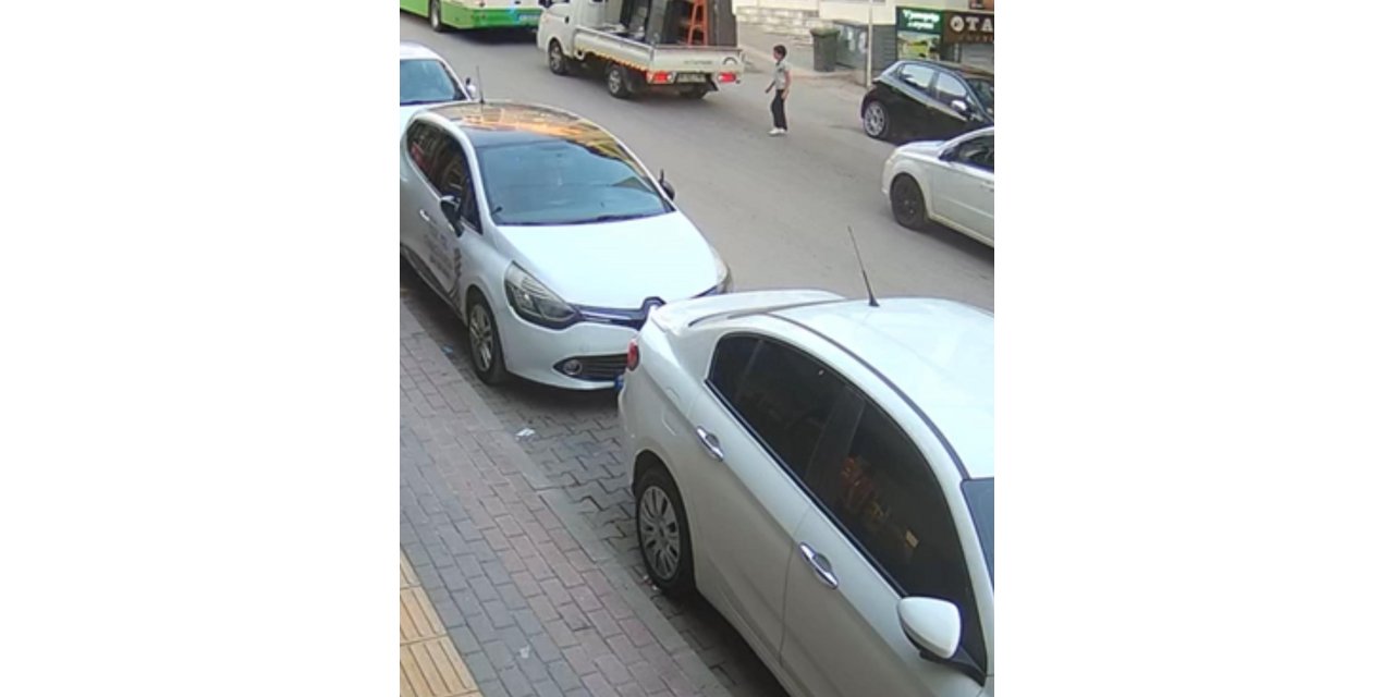 Yola aniden fırlayan çocuğa otomobil böyle çarptı