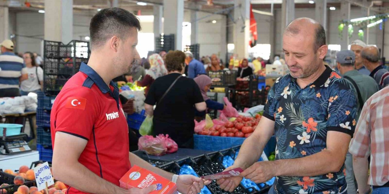 İtfaiye ekipleri deprem bilgilendirme broşürü dağıttı