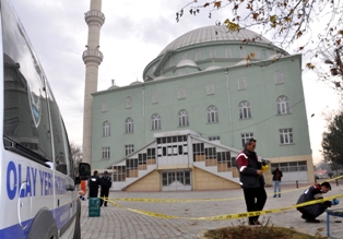 Cami bahçesinde intihar girişimi