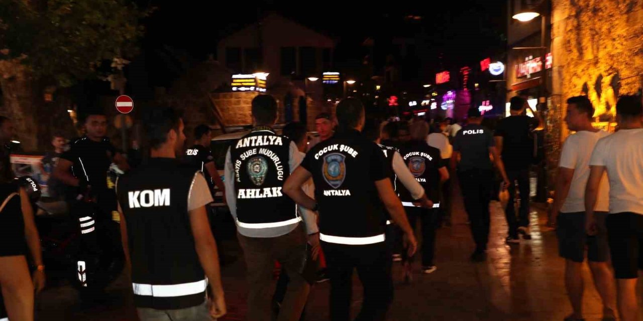 Antalya’da eğlence merkezlerine 48 ekip 102 polisle ’huzur’ uygulaması