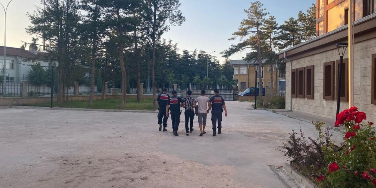 Kaçak göçmenleri taşıyan 2 kişi tutuklandı